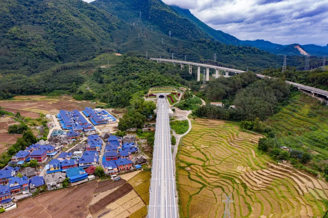 中老鐵路全線鋪軌完成 計劃今年內(nèi)開通運營